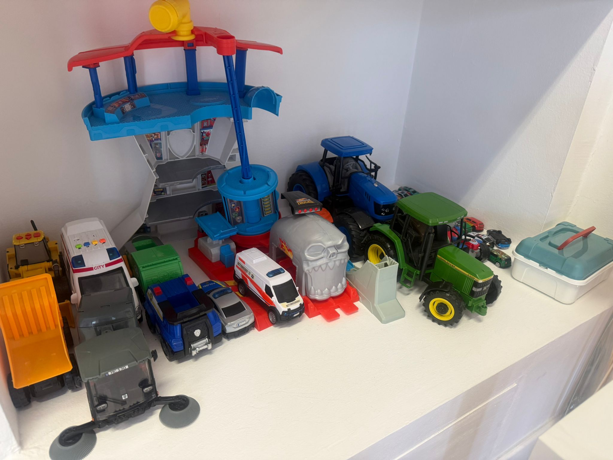 Igračke u igraonici — autići i traktori za djecu